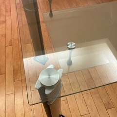 ガラストップテーブルの画像