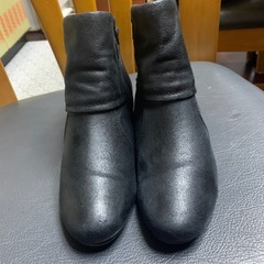 黒のショートブーツの画像