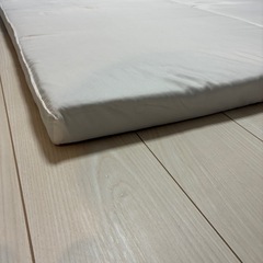 ニトリ 通気の良い 4つ折り マットレス　セミダブルの画像