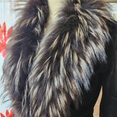 REI RISEE(レイリーゼ) リアルファーの豪奢な取り外し可能な襟、着心地柔らかジャケット。いかがでしょうか？の画像