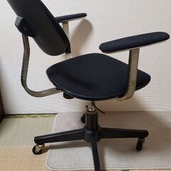 キャスター付き回転椅子の画像