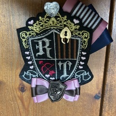 エンブレム風 リボンブローチ R T ハート 鍵 スクールリボンの画像