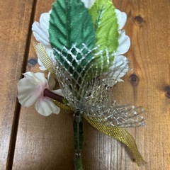 ブートニア コサージュ 白 入学式、卒業式に胸にファッションとして使用出来る小物です。の画像