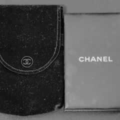 新品未使用品。CHANEL(シャネル) オイルコントロールティッシュ。専用ケースとミラー付、いかがでしょうか？ の画像