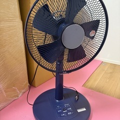 扇風機1台＋　テーブル2台(小サイズ1台＋大サイズ2台)＋手回し回転モップ4点セットの画像