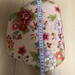 ハンドメイド品　牛乳パック足置き（オットマン）B番の画像