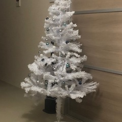 ホワイトクリスマスツリーの画像