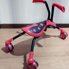 てんとう虫 キッズバイク 乗用玩具 ファーストバイク キックバイク 赤 黒 四輪 バランス 折り畳み可能 室内 屋内遊び 子供 キッズ おもちゃ テントウムシの画像