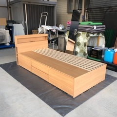 大容量収納 LED照明 コンセント2口付き シングルベッドフレームの画像