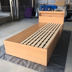 大容量収納 LED照明 コンセント2口付き シングルベッドフレームの画像