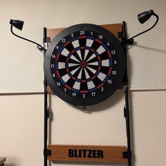【美品・フルセット】DARTSLIVE Home + BLITZERスタンド（ライト・ダーツ一式付）の画像