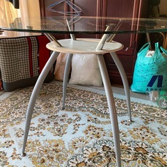 ガラステーブルの画像