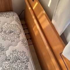 国産シングルベッドとシモンズマットレスの画像