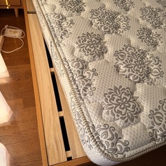 国産シングルベッドとシモンズマットレスの画像