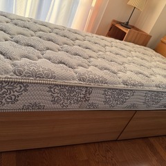 国産シングルベッドとシモンズマットレスの画像