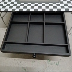 新品未使用 チェッカーフラッグデザインセンターテーブルの画像