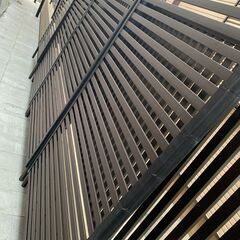 [美品] 屋外フェンス・目隠しフェンス　横90・縦ポールの長さ170～180ｃｍ位・1枚の価格ですの画像