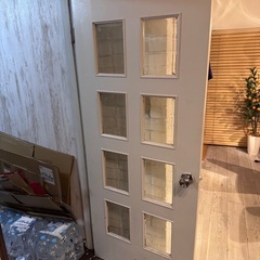 ガラス入り木製ドアの画像