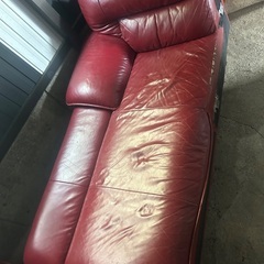 ニトリの赤いソファーの画像
