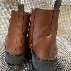 サイドファスナーのブーツの画像