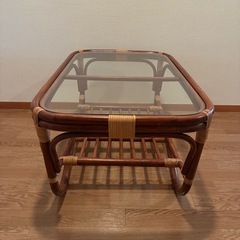 籐のガラスてテーブルの画像