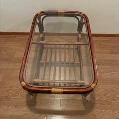 籐のガラスてテーブルの画像