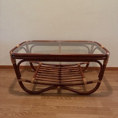 籐のガラスてテーブルの画像