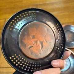 ブロンズのような色味のコップ用のお皿の画像