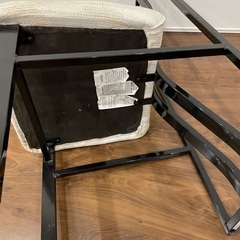 ダイニングでチェアー1脚(計2脚あります)の画像