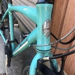 bianchi クロスバイク 空気入れ チェーンロック 付き　の画像