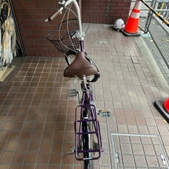20インチ　外装6段変速　LEDオートライト　カゴ　キャリア付き折り畳み自転車　パープルの画像