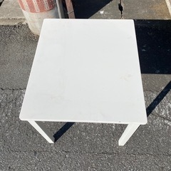 IKEAの白いテーブル　ちょっとしたスペースに♪の画像
