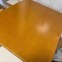 木製テーブルの画像
