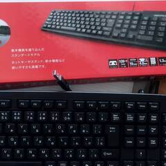 パソコンモニターと日本語キーボード / Computer monitor and Japanese keyboardの画像