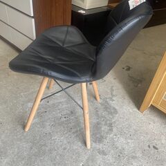 リサイクルショップどりーむ天保山店　No5165 カジュアルチェア　チェア　用途色々🎵　合成皮革　レザー　ウッドフレーム　シックな黒♪の画像