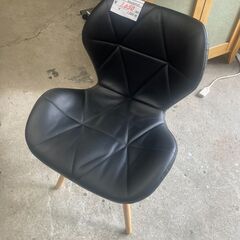 リサイクルショップどりーむ天保山店　No5165 カジュアルチェア　チェア　用途色々🎵　合成皮革　レザー　ウッドフレーム　シックな黒♪の画像