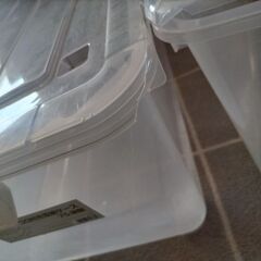 75深型コロ付き衣装ケース収納ケース2つ、破損ありの画像