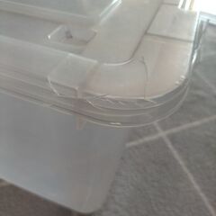 75深型コロ付き衣装ケース収納ケース2つ、破損ありの画像