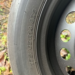 ※普通車用　マッドブラック鉄ちんホイール付きBSタイヤ4本セットの画像