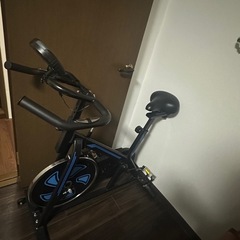 フィットネスバイク 黒と青のデザインの画像
