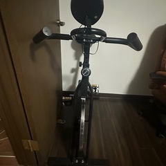 フィットネスバイク 黒と青のデザインの画像