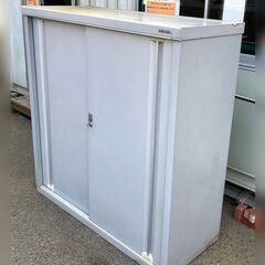 ∞ イナバ物置 中型 幅153cm高さ約160cm 棚板4枚+鍵1本付き 激しい破損なし 一部錆ありの画像