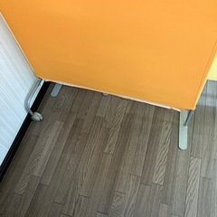 オレンジ色　パーテーションの画像