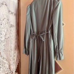 青緑色 ボタン付きロングワンピース早く勝ちの画像