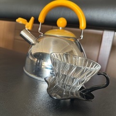 やかんとコーヒードリッパーの画像