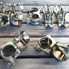 安定性、耐久性に優れた単管パイプ クランプ直交(固定)2個と自在タイプ5個で合計7個セット★パイプ固定・倉庫・ヤード・建設足場◎の画像