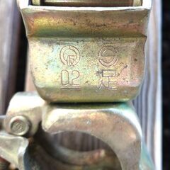 安定性、耐久性に優れた単管パイプ クランプ直交(固定)2個と自在タイプ5個で合計7個セット★パイプ固定・倉庫・ヤード・建設足場◎の画像