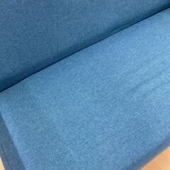 A770【リユースのサカイ野々市店】ジモティ来店特価‼ ２人掛けソファー  木製 布地 ブルー クリーニング済みの画像