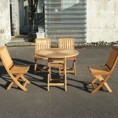 丸い木製テーブル・セット５点の画像