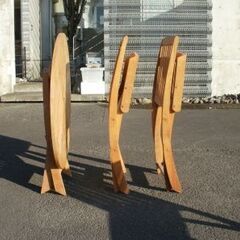 丸い木製テーブル・セット５点の画像